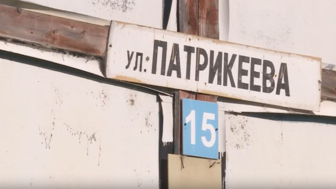 Фундамент поплыл: жильцы аварийного дома в Салехарде боятся за свою безопасность