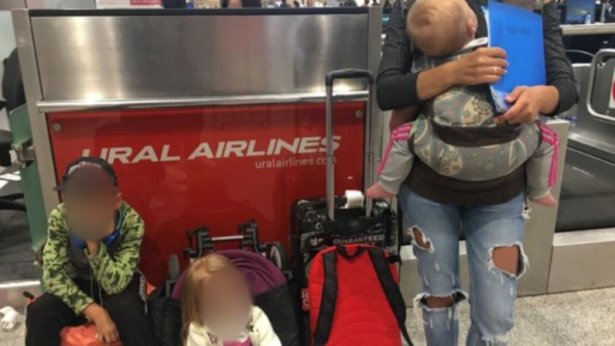 Многодетную мать из Ноябрьска заставили 3 дня жить в аэропорту в ожидании рейса