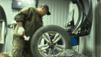 Женам и матерям бойцов спецоперации помогают переобуть машины к зиме