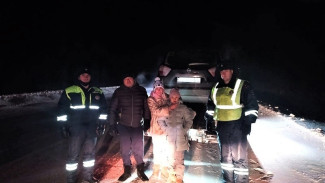 Полицейские спасли семью с ребенком, замерзающую на загородной трассе в ЯНАО