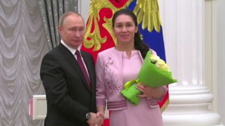 Владимир Путин торжественно вручил жительнице Надыма награду «Мать-героиня»