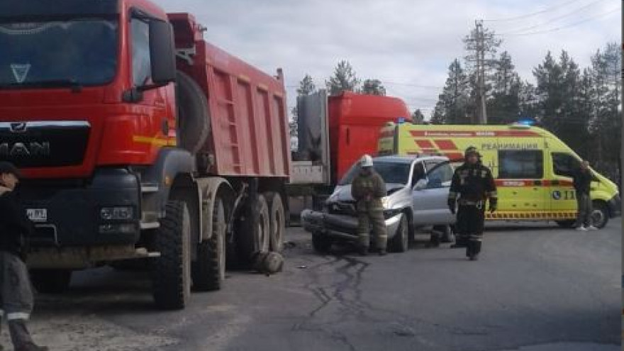 На трассе Сургут - Салехард столкнулись иномарка и грузовик
