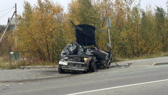 В Салехарде легковушка врезалась в столб: трое пострадавших