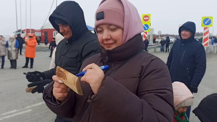 «Первую волну» встретили на площади у паромной переправы Салехард-Лабытнанги