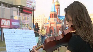 «Я кайфую от того, что люди останавливаются и слушают»: скрипачка из Нового Уренгоя дает концерты прямо на улице