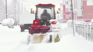 Трудятся с раннего утра до позднего вечера: дорожники Красноселькупа устраняют последствия обильных снегопадов