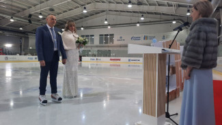 Свадьба на коньках: ледовый дворец Лабытнанги превратился в настоящий храм любви