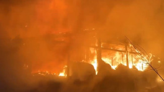 Тушили три часа: ночью в Салехарде случился большой пожар в гаражном комплексе