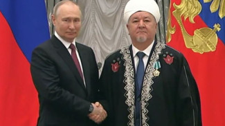 Владимир Путин наградил муфтия Ямала Хайдара Хафизова орденом Дружбы