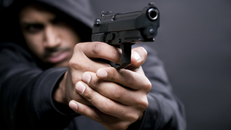 Направил пистолет и выстрелил в полицейского: новоуренгойцу вынесли приговор