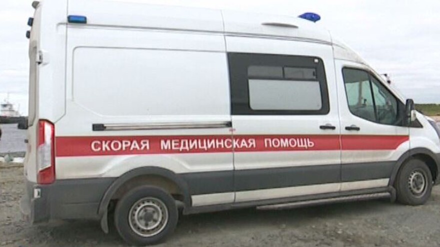 В окружной столице карета скорой помощи провалилась в открытый канализационный люк