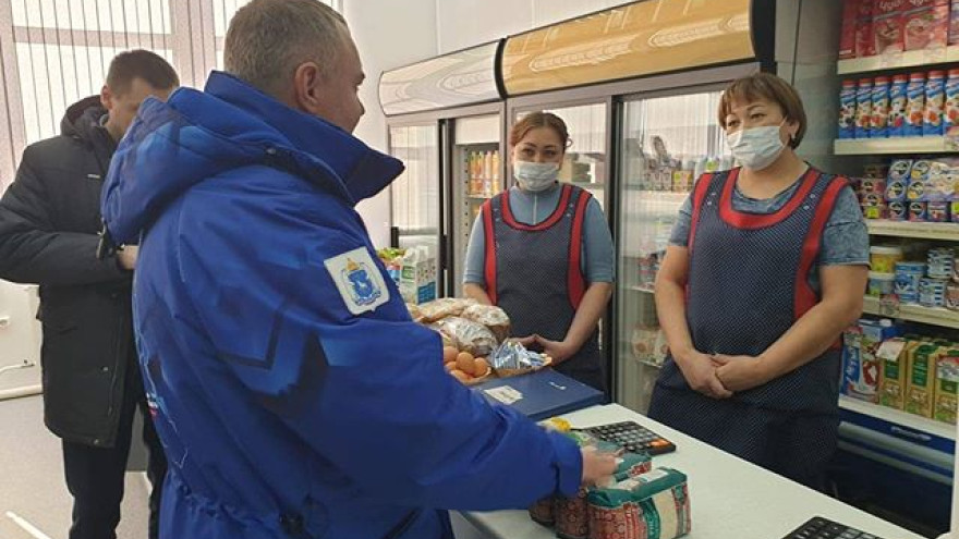 В наличии продукты, лекарства и маски: глава Красноселькупского района побывал в местных магазинах и аптеках