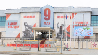 Салехард готовится к 9 мая: город украшают флагами и инсталляциями