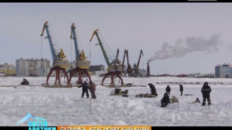 Поймать енисейскую корюшку можно лишь раз в году. Именно поэтому в районе Дудинского порта - яблоку негде упасть