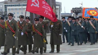 Пройти под Знаменем Победы - большая честь для каждого: на Ямале готовятся к параду в честь 9 Мая