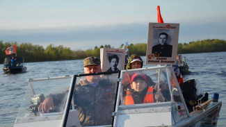 В Тюменской области «Бессмертный полк» прошёл на лодках и с парапланеристами
