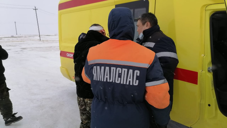 Ямалспасовцы эвакуировали двух мужчин, нуждавшихся в медпомощи