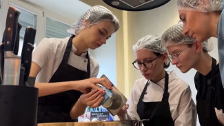Сладкое будущее: студенты ноябрьского колледжа осваивают кондитерское искусство