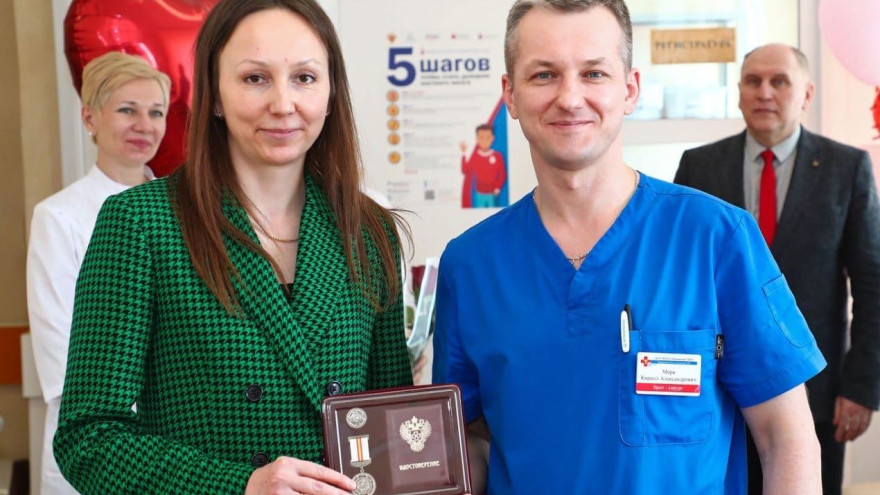Хирурга из ЯНАО наградили медалью «За содействие донорскому движению»