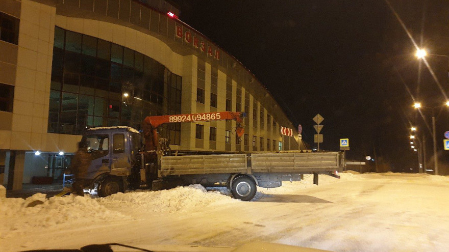 Грузовик врпезался в ограждение Ж/Д вокзала в Лабытнанги