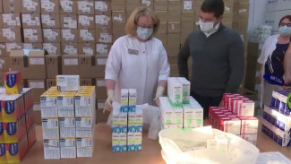 Губернатор Ямала посетил центр формирования бесплатных наборов лекарств и попробовал себя в роли волонтёра