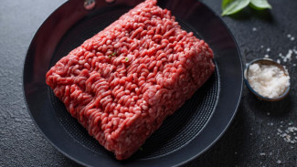 Жителям ЯНАО рассказали, можно ли пробовать сырой фарш на соль 