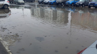 В Новом Уренгое на улицах города появились огромные лужи и водоплавающие машины