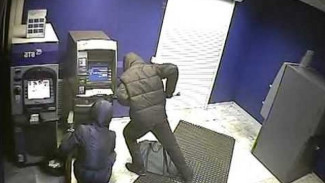 В Тазовском горе-грабители пытались вскрыть банкомат, но ушли несолоно хлебавши