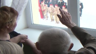 Флешмоб для ветерана. На Ямале продолжается вручение медалей в честь 75-летия Победы