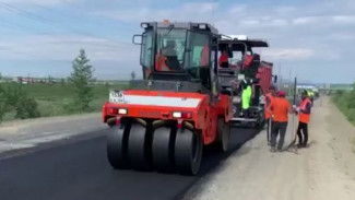 В Лабытнанги дорожные рабочие укладывают асфальт с опережением графика