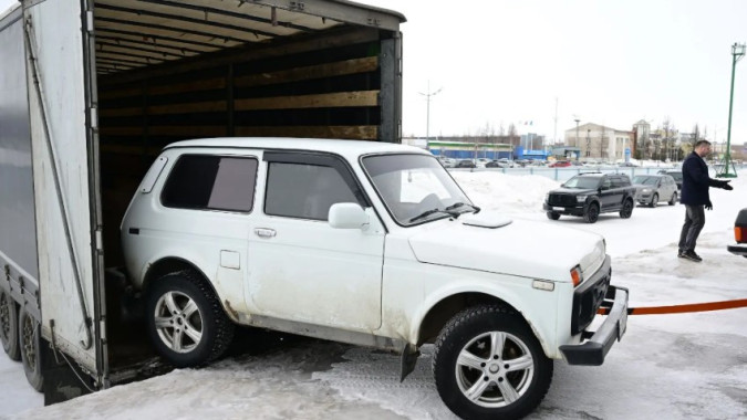 Пятнадцать фур с техникой и гуманитарным грузом отправят из Нового Уренгоя на передовую