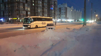 В Новом Уренгое иномарка столкнулась с автобусом 