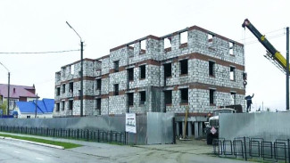  Десятки строителей трудятся «в поте лица»: в Красноселькупе активно идет строительство трех многоквартирников