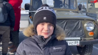 Маленький ямалец вместе с отцом передали на фронт УАЗик