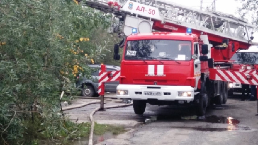 Новоуренгойские пожарные спасли жилой деревянный дом 