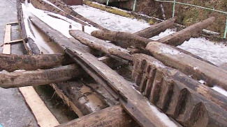 В Вологодской области на берег Онежского озера выбросило старинное судно допетровской эпохи