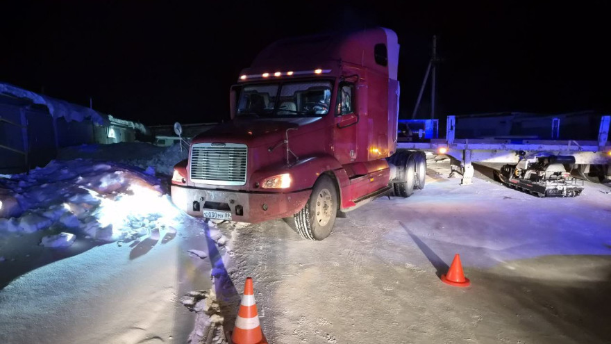 В Надыме водитель снегохода попал в больницу после столкновения с грузовиком