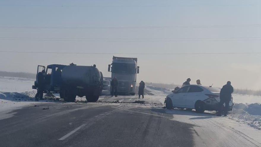 В Надыме иномарку искорёжило после столкновения с грузовиком (ФОТО)