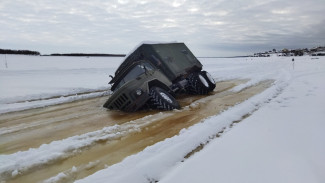 В ЯНАО под лед провалился грузовик ВИДЕО