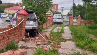 В Салехарде пьяный лихач устроил догонялки с полицией и влетел в забор 