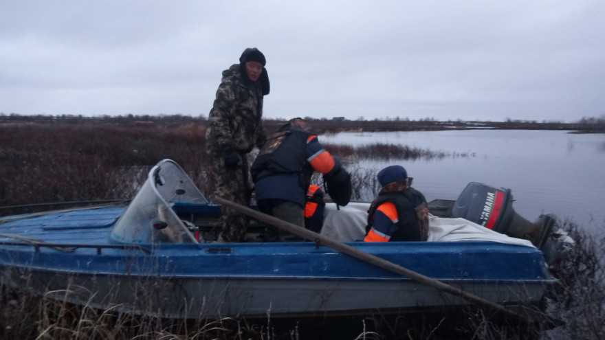 Сотрудники «Ямалспаса» спасли мужчину, у которого была повреждена лодка