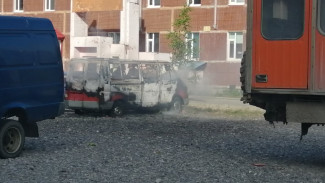 В Новом Уренгое огнеборцы тушили машину. Предварительная версия пожара - поджог