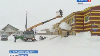 Небывалые осадки в Красноселькупе: на крышах толщина снега достигает метра!