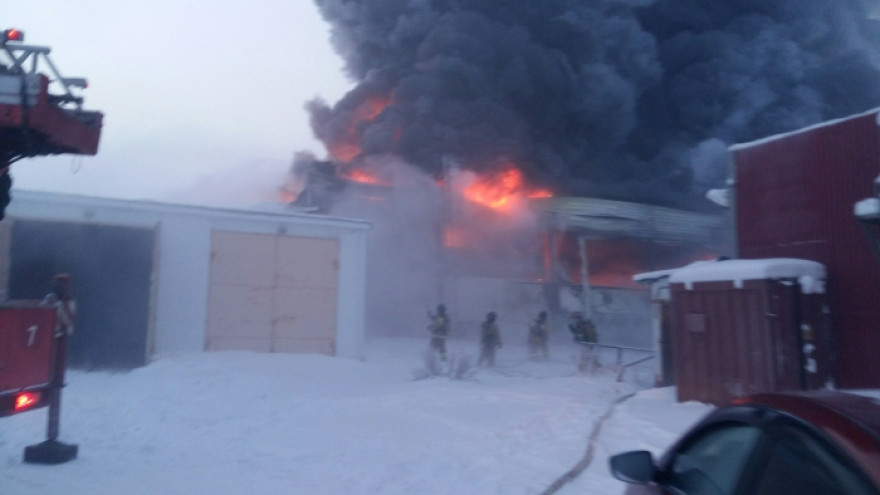 Пожар в Новом Уренгое. Предварительно известно, что возгорание произошло на складе компании «М.Видео»