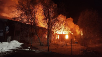 В Надыме произошел крупный пожар в здании поликлиники