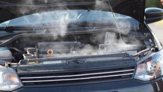 Пожарные Нового Уренгоя потушили загоревшийся легковой автомобиль