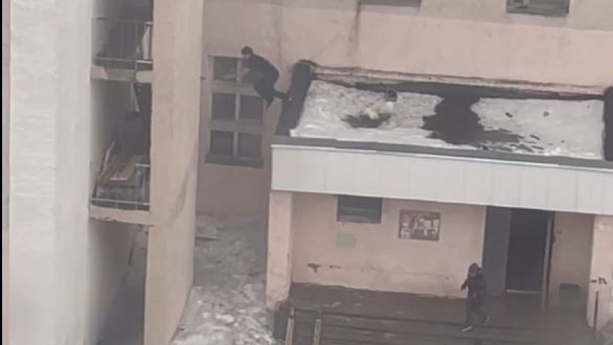 В Надыме подростки устроили прыжки с козырька подъезда на пожарный балкон
