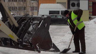 Новый Уренгой накрыли снегопады: дорожники города разгребают капризы природы
