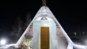 Уникальный ледяной чум открылся в Новом Уренгое