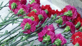 По всей стране люди несут цветы к воинским мемориалам